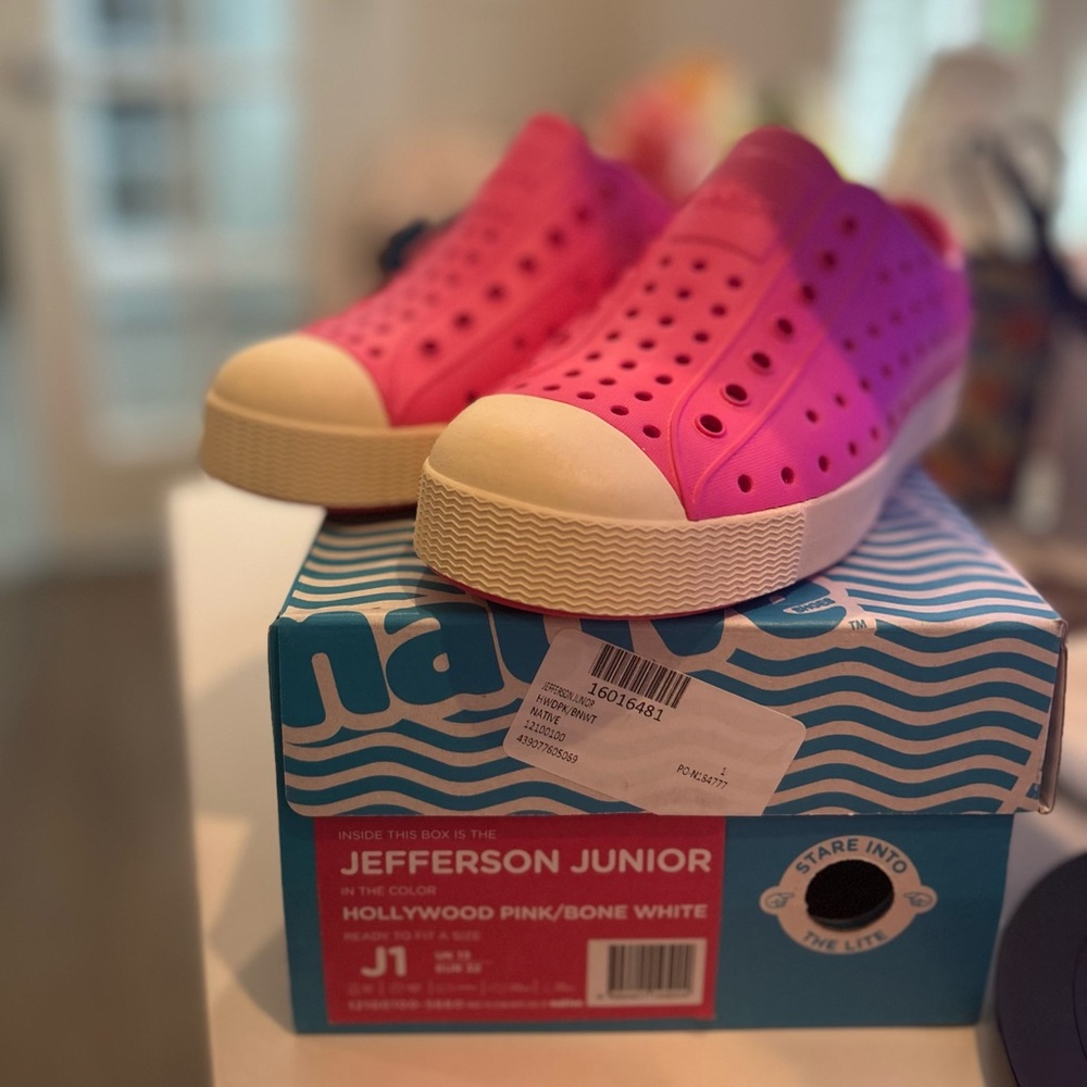 Native Jefferson Junior Youth Size 1 NWT in box